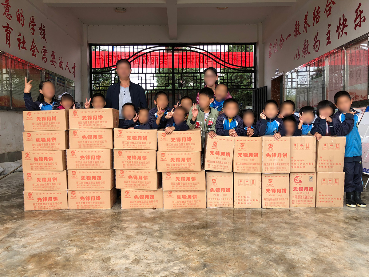 慰問福利院、聾啞學(xué)校