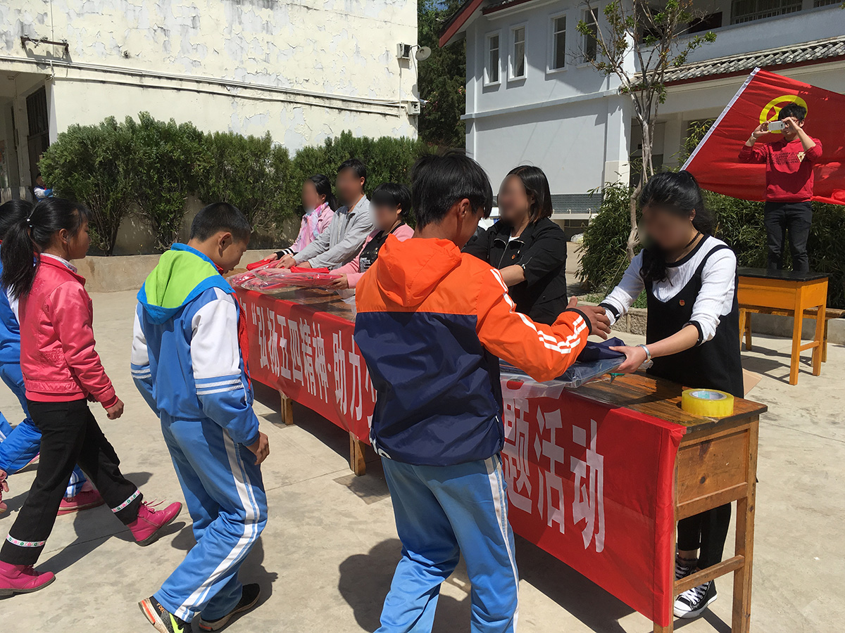 慰問福利院、聾啞學(xué)校