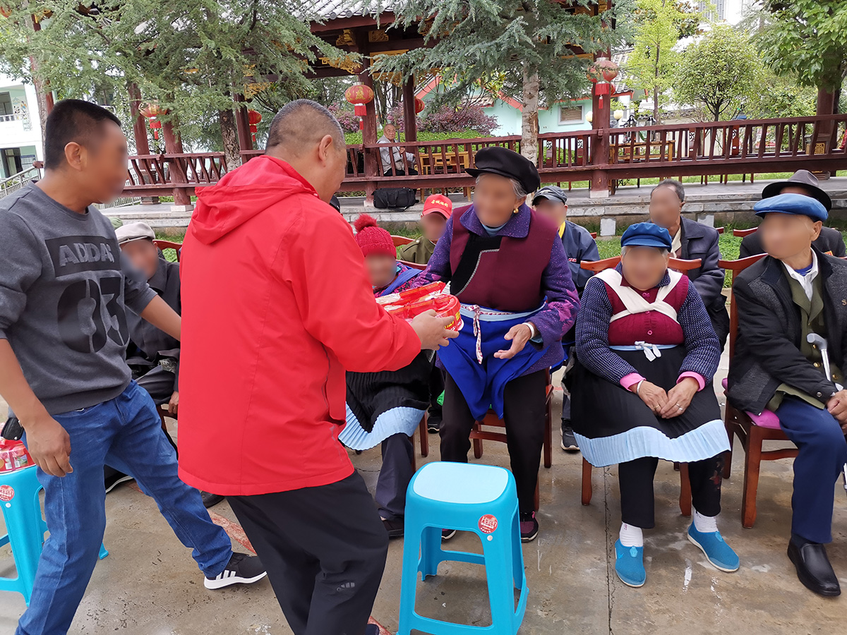慰問福利院、聾啞學(xué)校