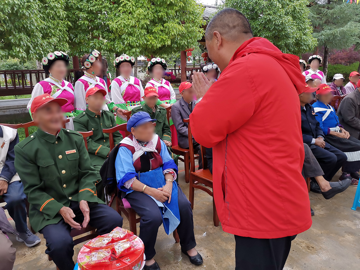慰問福利院、聾啞學(xué)校